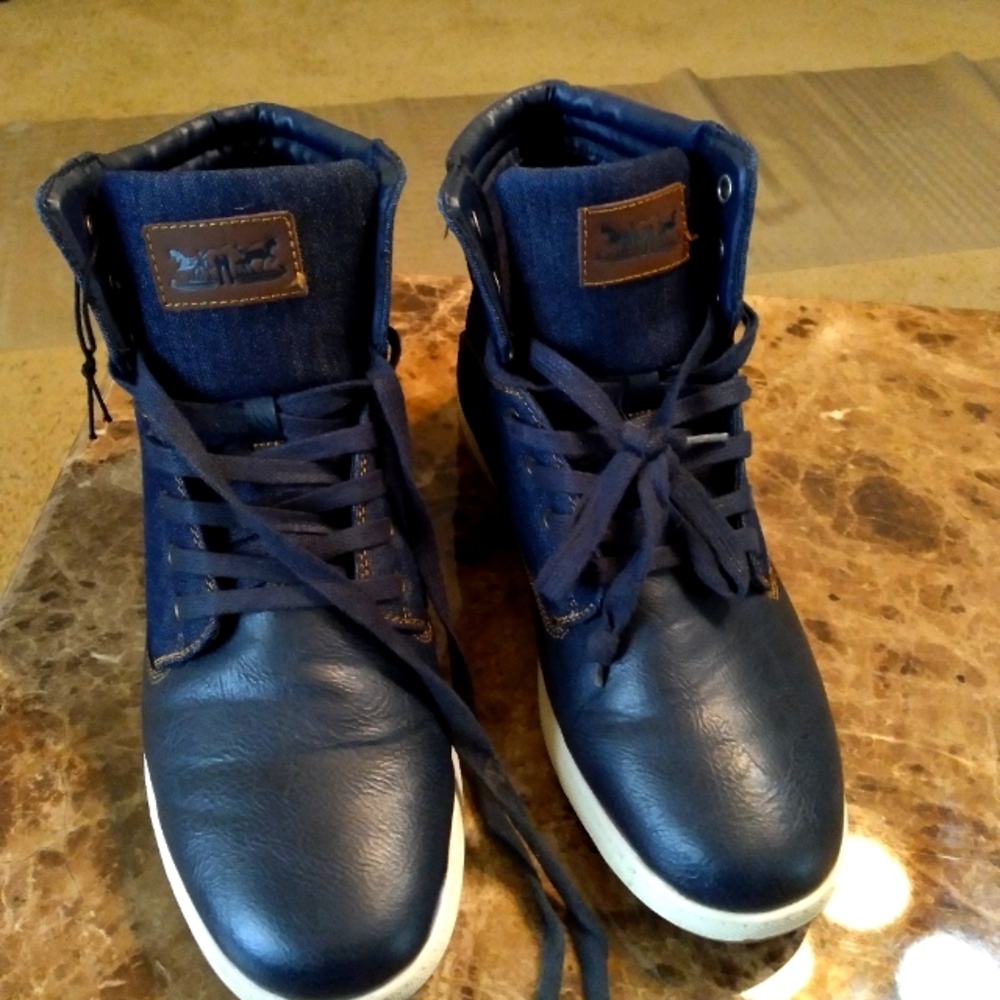Men's athletic shoes